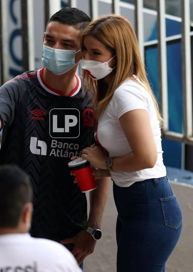 Un aficionado le pidió una foto a esta bella modelo.