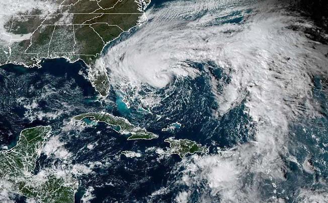Nicole se enfila hacia Florida con fuerza de huracán