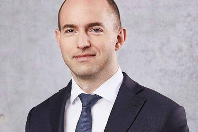 Marsalek es acusado de varios delitos financieros graves por la fiscalía de Múnich, y es buscado por la Interpol y sobre él se interpuso una orden de detención a nivel internacional.