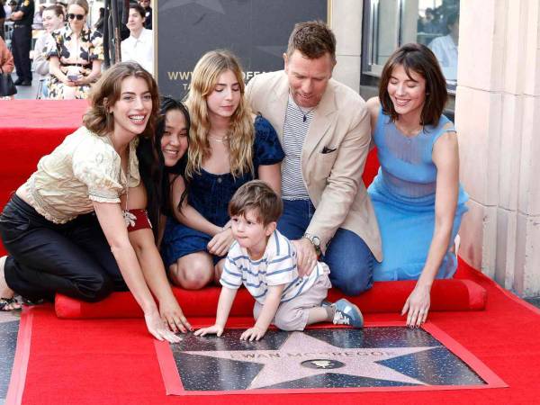Ewan McGregor<b> </b>con su esposa Mary Elizabeth Winstead y su familia.