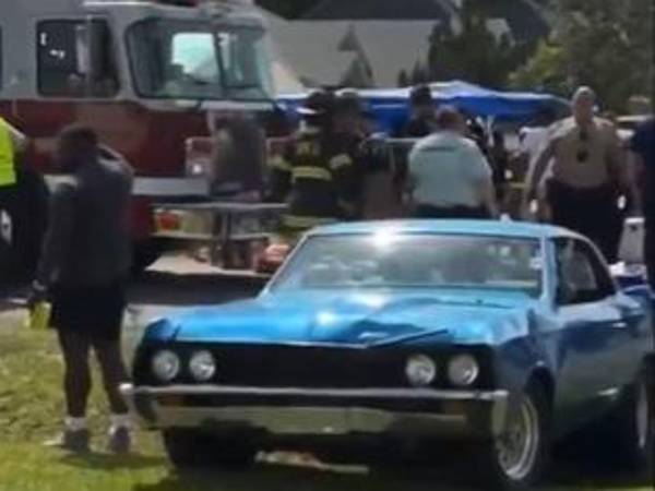 Agentes policiales investigan el lugar donde un conductor atropelló a varios asistentes durante un festival en Luisiana, dejando al menos 13 personas heridas.