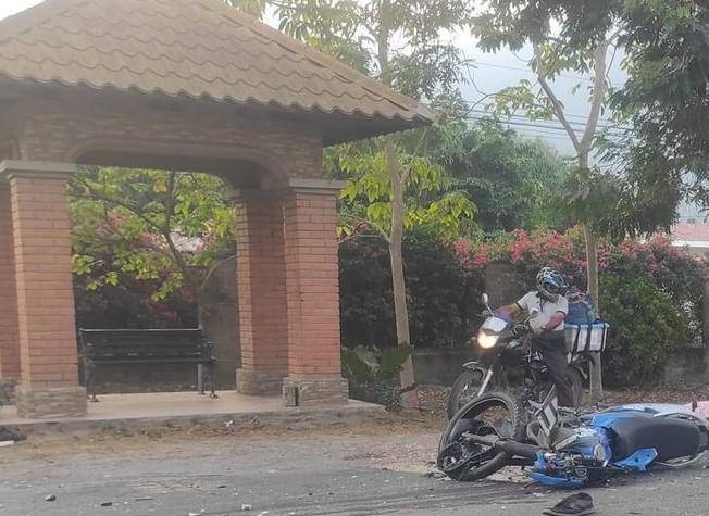 El profesional se dirigía hacia su trabajo en una motocicleta cuando una camioneta lo embistió, quitándole la vida casi al instante. 