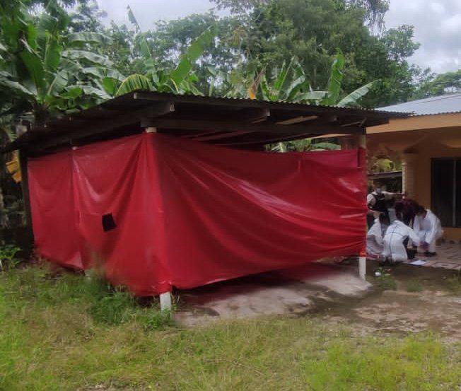 El vehículo estaba tapado con un plástico rojo.