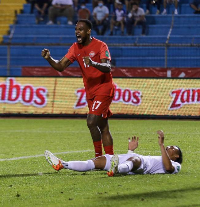 Denil Maldonado se lamenta en el suelo tras marcar el autogol que abrió el marcador para Canadá, mientras Cyle Larin celebra.