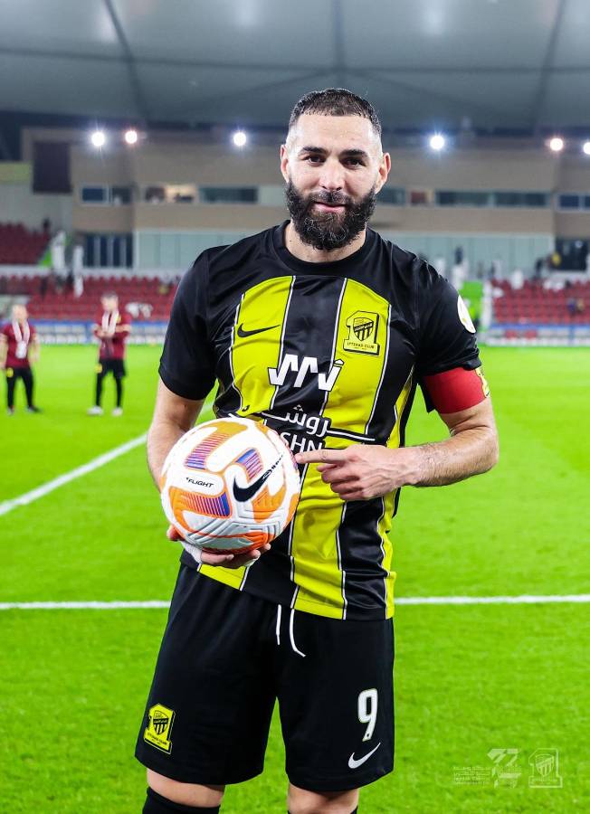 Benzema se llevó el balón a su casa como recuerdo por el hat-trick.