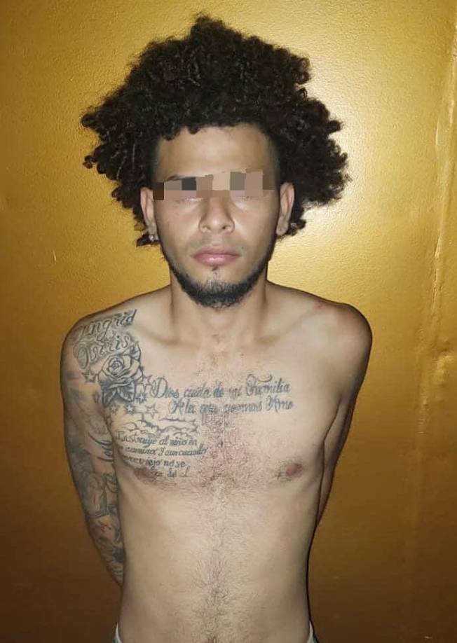 Uno de los sospechosos tiene un versículo bíblico tatuado en la piel. “Instruye al niño en su camino, y aun cuando fuere viejo no se apartará de él”.