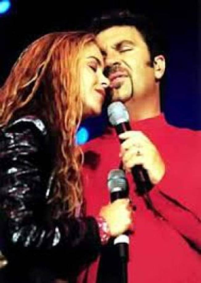 Muchos afirmaban que el matrimonio de los famosos se trataba de un convenio con Televisa, cosa que ellos nunca confirmaron.