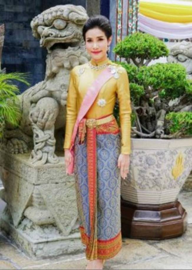 Pese a que el rey parecía muy convencido con la elección de Sineenat, tres meses después del nombramiento, la amante fue relegada de su posición.