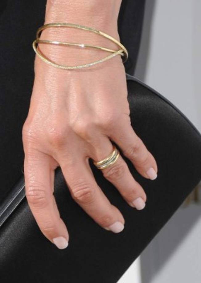 La ocasión ha servido también para poder ver su espectacular alianza de casada: un anillo de oro y diamantes que la guapa intérprete luce en su mano izquierda.