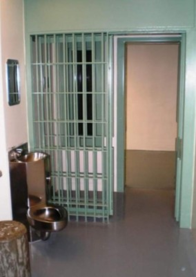 Las tuberías de las unidades en que está dividida la prisión no transmiten sonidos.