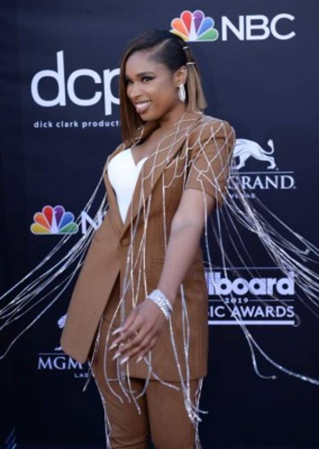 La cantante Jennifer Hudson lució muy feliz durante la alfombra roja.