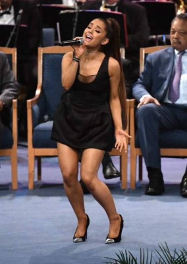 La cantante también fue criticada en redes sociales por el minivestido que utilizó para su presentación en el maratónico funeral.