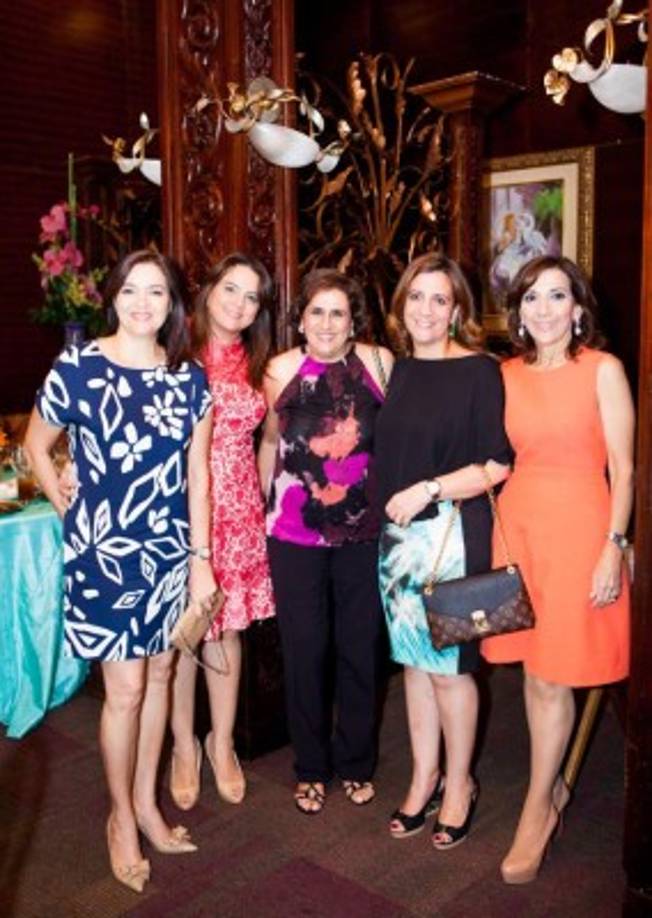Ana Andonie, Carol Zummar, Rosemary Andonie, Jackie Diek y Diana Larach.