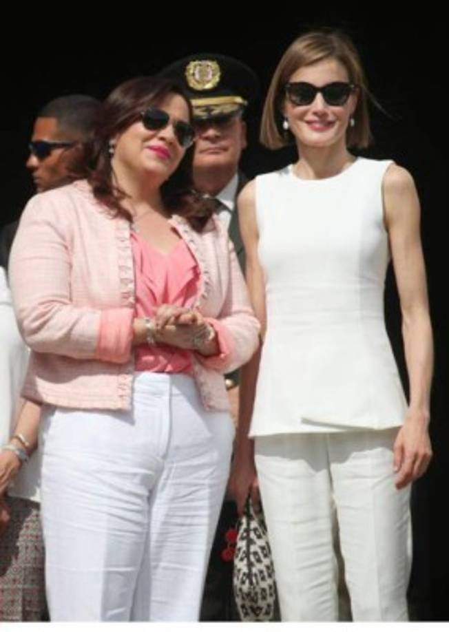 Letizia cerró su agenda con un recorrido en la Caxa Real, en donde develó una placa tallada en madera en su honor.