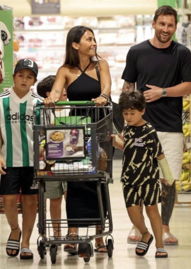 El futbolista argentino sorprendió al aparecer en un supermercado de Miami junto a su esposa Antonela Roccuzzo y sus hijos.