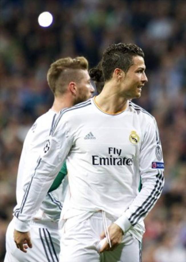 Con mucha testosterona. La masculinidad es muchas veces objeto de reafirmación por parte de otros futbolistas, y que mejor forma de hacerlo que mediante este gesto de Cristiano Ronaldo.