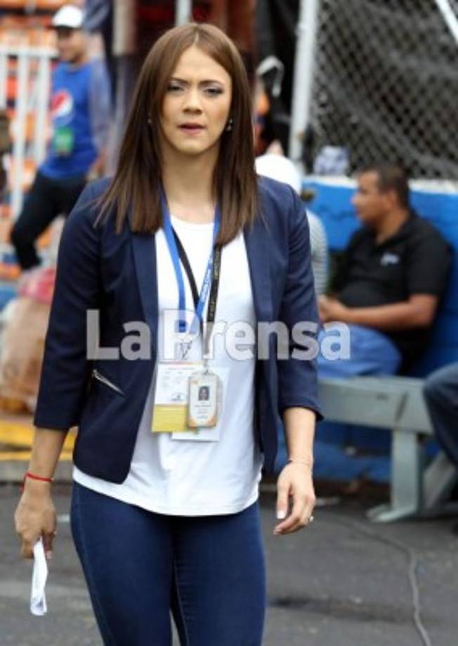 La hermosa periodista hondureña Isabel Zambrano dio cobertura de la final para Televicentro.