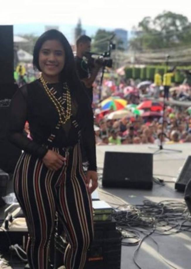 Joselin Flores puso a bailar a todos los capitalinos que asistieron a la gran fiesta.