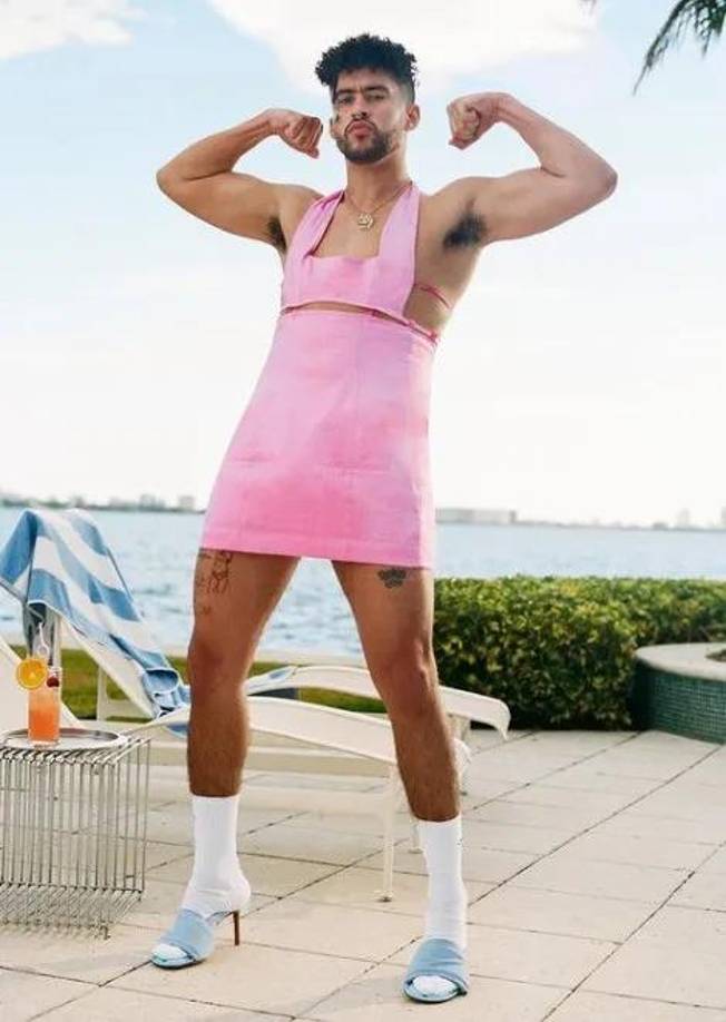 El cantante puertorriqueño, Bad Bunny, causó furor en redes sociales al vestirse con un vestido rosa y tacones, por la nueva campaña de ropa que protagoniza para la marca Jacquemus.