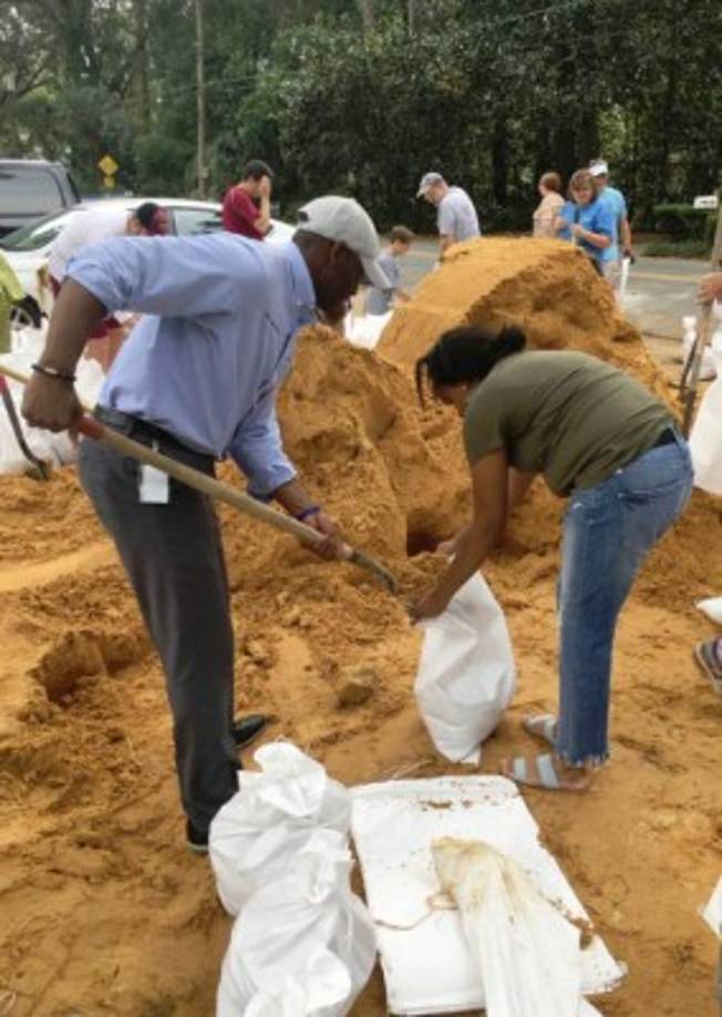 El alcalde de Tallahassee, el demócrata Andrew Gillum (de gorra blanca), suspendió sus actividades de campaña por la gobernación de Florida y volvió a la capital en el norte del estado para formar parte de los preparativos.