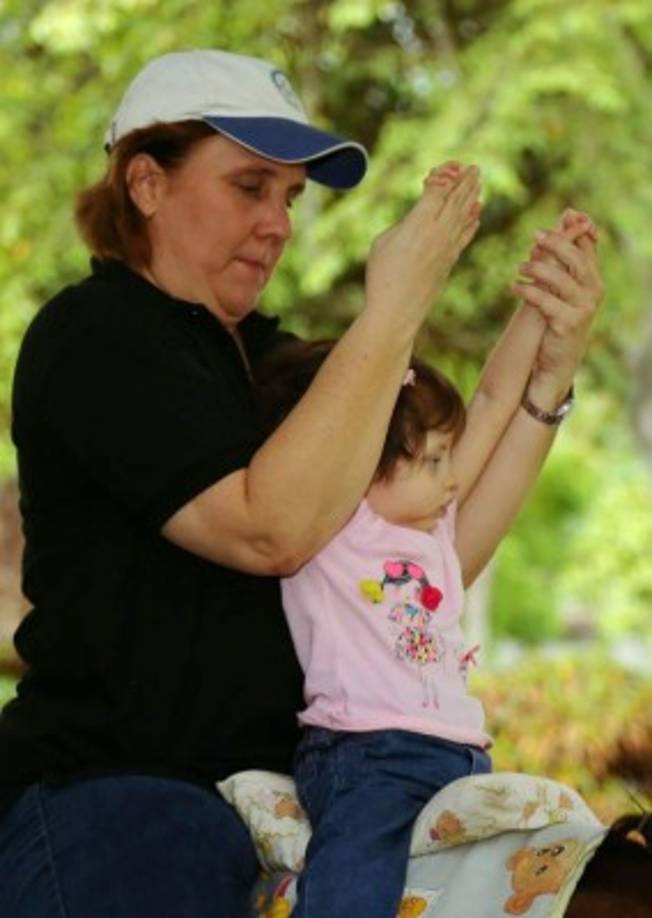 Todas las tardes en su Centro de Hipoterapia A-Tuto cercano al campo Agas, se ve a la dama sampedrana y sus ayudantes, dando un paseo terapéutico a lomo de caballo.