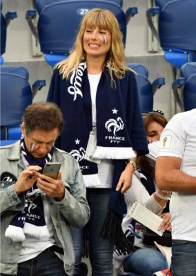 La hermosa Melanie Page, actriz australiana-británica, apoyando a Francia ante Bélgica.