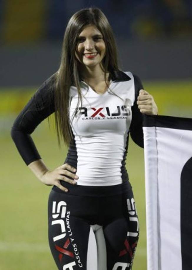 Esta hermosa rubia flechó a muchos en el duelo en donde el Real España se impuso al Honduras Progreso. Es una belleza.