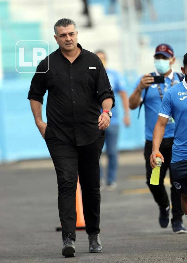Diego Vázquez llegó al partido vestido todo de negro para su último partido con el Motagua.