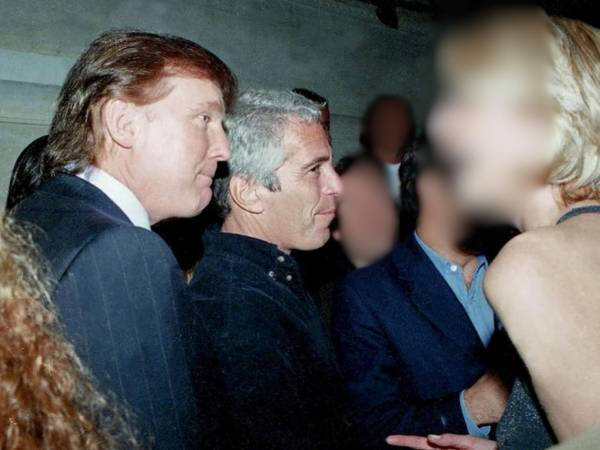 El presidente estadounidense, Donald Trump, voló al menos ocho veces junto al pederasta Jeffrey Epstein en el avión privado de éste en la década de 1990, incluida una ocasión en la que viajó únicamente con él y con una joven de 20 años.