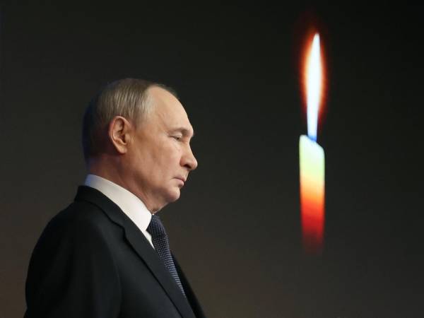 El presidente ruso, Vladímir Putin, guarda un minuto de silencio en memoria de los militares rusos fallecidos en la operación militar especial en Ucrania durante una reunión ampliada de la junta directiva del Ministerio de Defensa en el Centro Nacional de Control de Defensa en Moscú, Rusia.