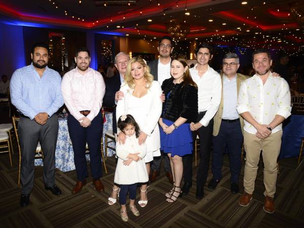 José Sánchez, Roger André, Roger Danilo, Emma, Valentina, Carlos Eduardo y Ruth Valladares junto a Orlando Roger Mauricio y Roger Enrique Valladares.