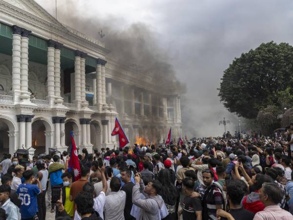 En menos de dos días, una protesta juvenil por la censura digital se transformó en una insurrección que ha dejado a Nepal sin Gobierno, con el Ejército en las calles y con más de una veintena de muertos, según datos de los hospitales y medios.