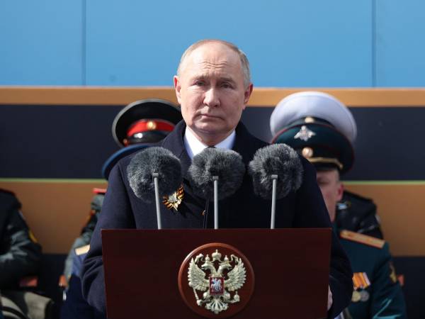 Putin sorprendió al nombrar a un economista como ministro de Defensa en Rusia.