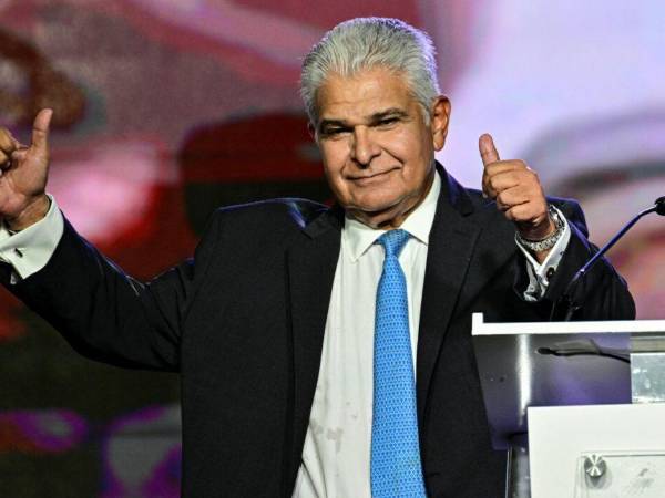 El exministro y abogado panameño, José Raúl Mulino, asume la presidencia del país este lunes.