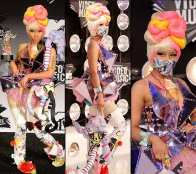 7. Nicki Minaj - 2011<br/><br/>De todos los atuendos usados por la rapera este es sin duda el más desconcertante. ¿Una mezcla de moda asiática y arte abstracto?<br/><br/>Ahora sí, prepárense para atuendos NSFW.