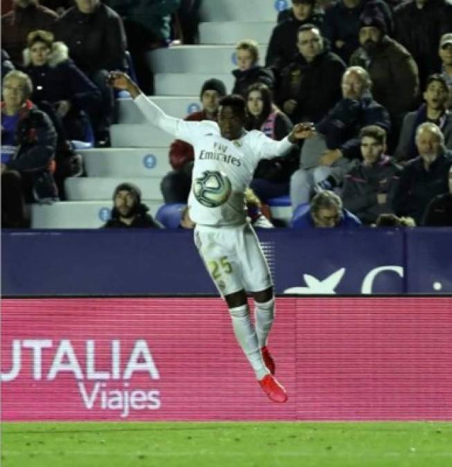 Vinicius Jr. controlando el balón.