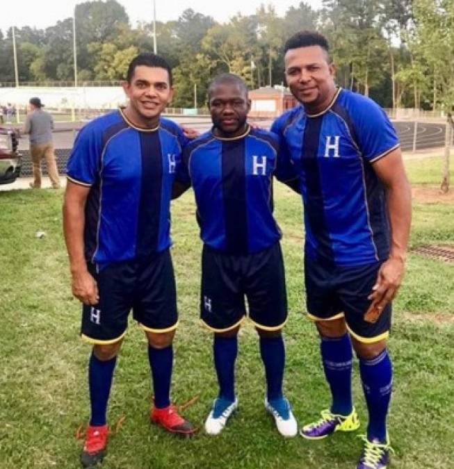 Carlos Pavón no olvida a sus grandes amigos y ha podido compartir en partidos benéficos. Aquí junto a otros grandes de Honduras, Amado Guevara y Tyson Núñez.