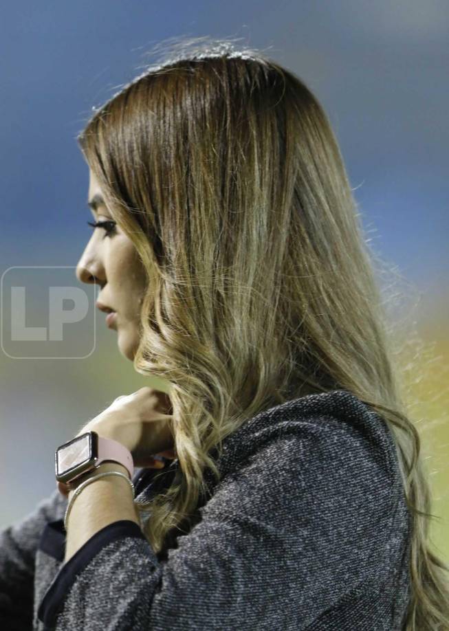 La periodista Karla López de Tigo Sports fue otra de las bellas chicas que estuvo en el Real España vs Vida.