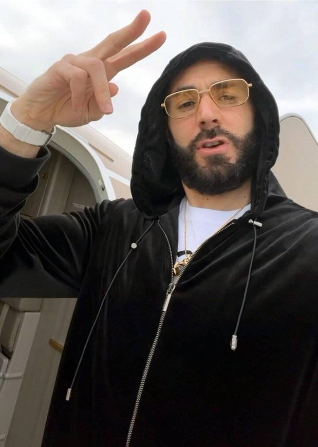 Karim Benzema empezó sus vacaciones y viajó a Dubai en un Boeing 737 privado. El delantero francés del Real madrid se marchó a descansar en el parón de la Liga Española.
