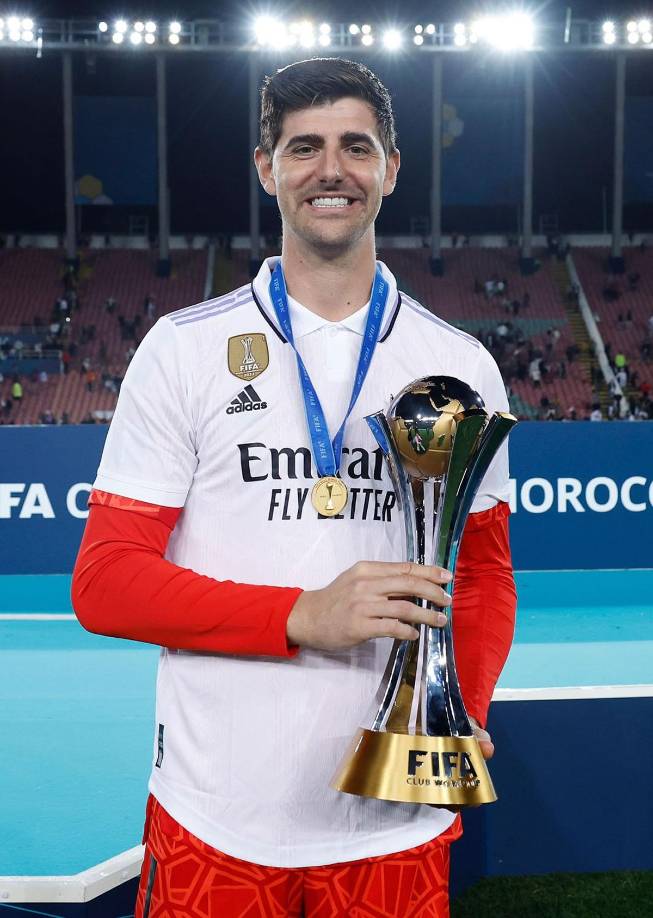 Thibaut Courtois no jugó por lesión, pero celebró con el plantel de jugadores y el trofeo de campeón.