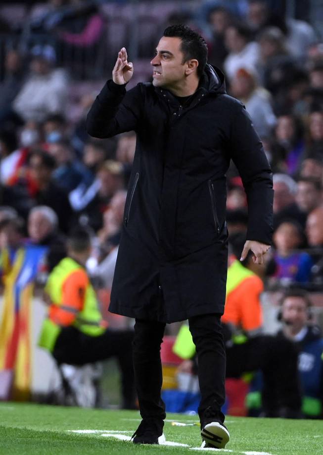 Xavi Hernández estaba muy enfadado en la orilla del campo por lo que pasaba en el partido.