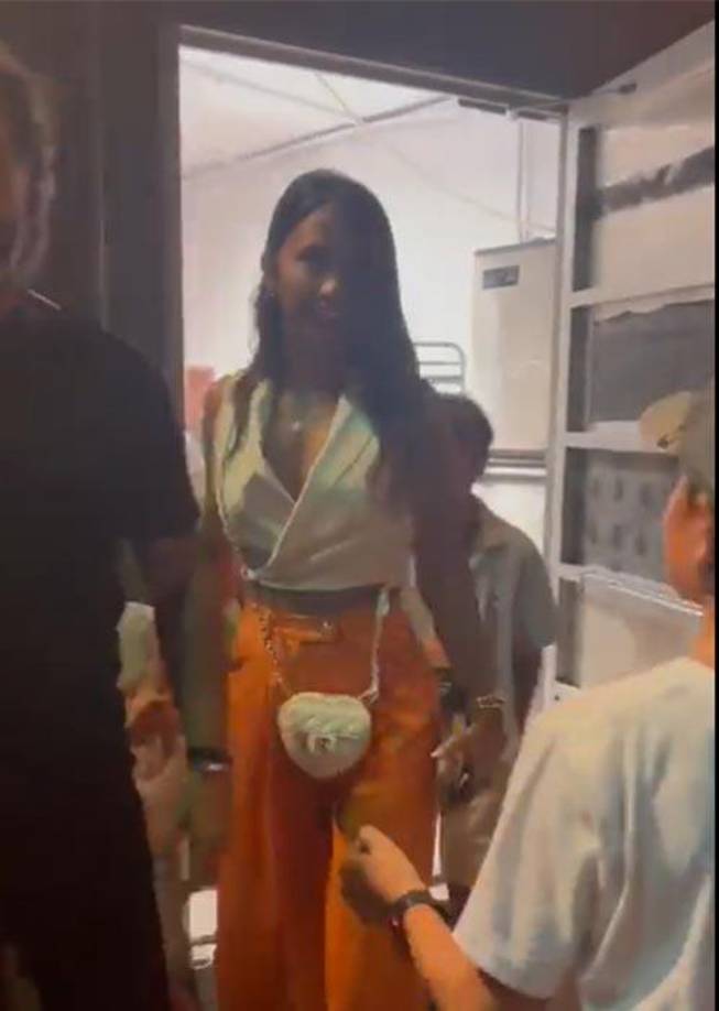 Antonela Rocuzzo sonriente tras ver a los aficionados que esperaban ver a Messi.