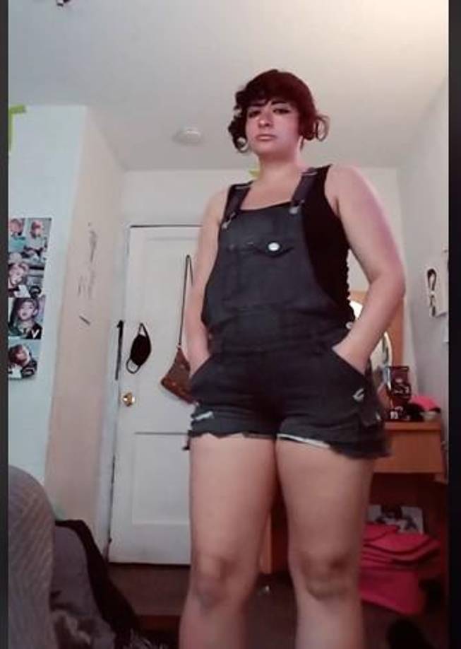 Originalmente, Veronica dijo que un detective de la oficina del alguacil del condado de Fort Bend le dijo a la familia que ella murió mientras jugaba con un arma. 