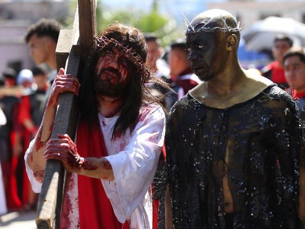 En el Viacrucis, Jesús avanza hacia la cruz mientras la sombra de la muerte lo sigue, recordando su sacrificio por la humanidad.