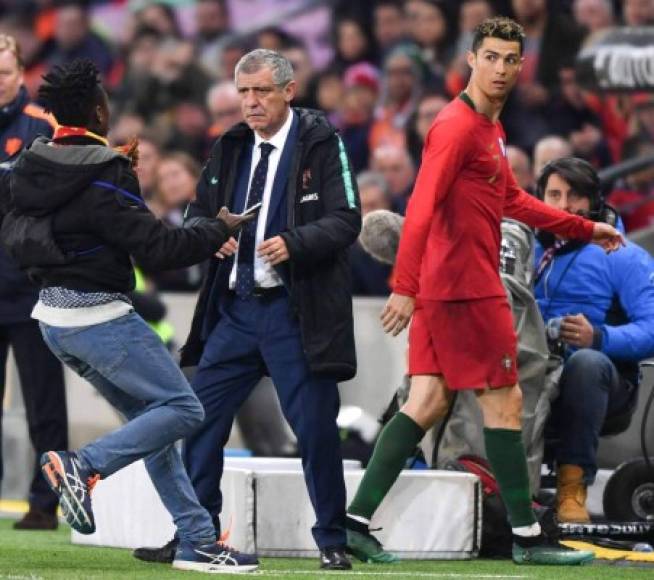 En el momento que salía del juego, Ronaldo fue sorprendido por otro aficionado.