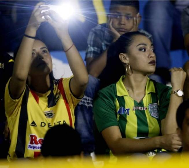 Aficionadas del Real España y Marathón en las gradas del estadio Morazán.