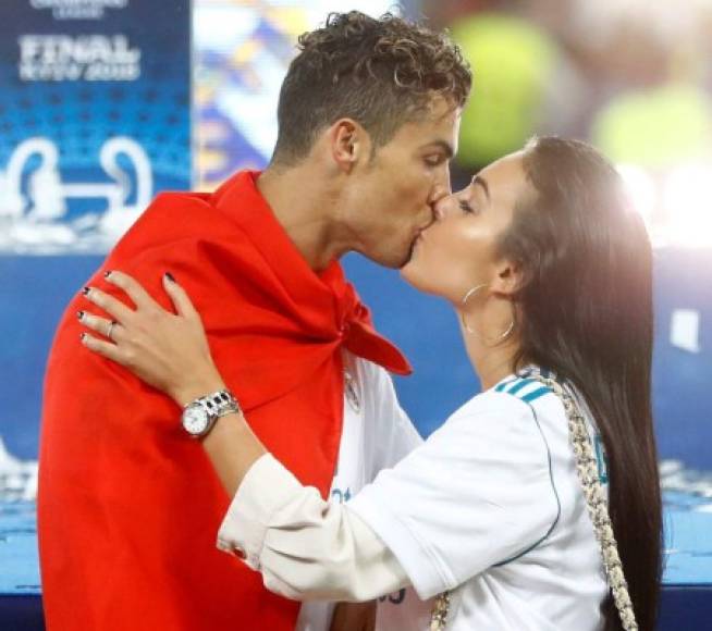 Si Cristiano Ronaldo finalmente se trasladase a Turín para jugar en la Juventus, esta sería una muy buena oportunidad para su pareja. Italia es una de las grandes capitales de la moda, y a Georgina le gustaría seguir con su carrera como modelo.