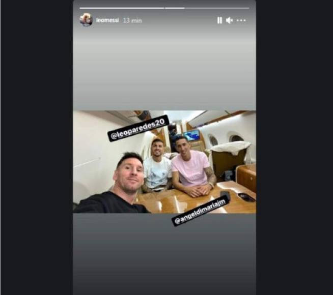 Messi publicó esta imagen viajando en avión privado rumbo a París tras el partido contra Bolivia. Lionel viajó junto a Leandro Paredes y Ángel Di María, sus compañeros en el PSG.