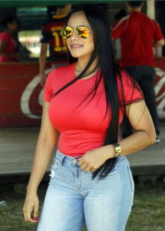 La hermosa Yuridia Pineda Rodríguez, quien es futbolista del equipo FC Zamora en la Liga Femenina del Municipio de Sabá, Colón, asistió al estadio Francisco Martínez Durón para ver al equipo de sus amores, Real Sociedad.