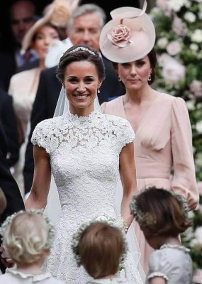 <br/><br/>La novia, muy sonriente, llegó al templo en un coche descapotable, acompañada de su padre, Michael Middleton, mientras les esperaban los hijos de los duques de Cambridge, el príncipe George, de casi 4 años, y la princesa Charlotte, de 2.